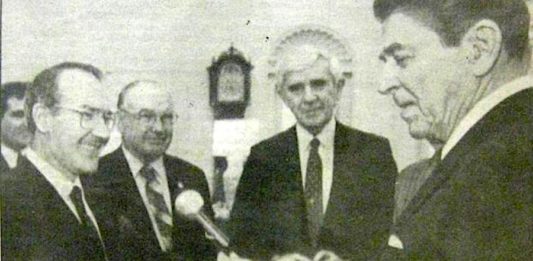 El presidente Reagan recibe al lehendakari Ardanza en la Casa Blanca. Ante la atenta mirada de Paul Laxalt, senador de los USA, y de Pete Cenarrusa, secretario de estado de Idaho. Ambos miembros de la comunidad vasco-americana (marzo de 1988)