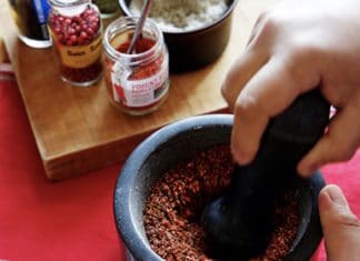 “Basque salt” has been created in Japan, based on the Ezpeleta pepper The seasoning is made by blending red chili pepper from the Basque Country with salt and other ingredients and grating until nicely mixed. (Photo by Masahiro Gohda)