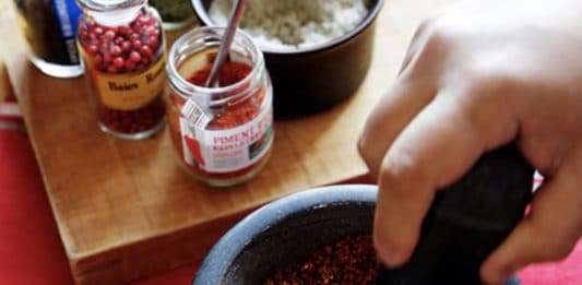 The seasoning is made by blending red chili pepper from the Basque Country with salt and other ingredients and grating until nicely mixed. (Photo by Masahiro Gohda)