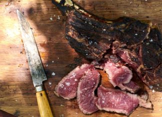 Die Weltek Txuletaren sekeretuak azaltzen die irakurle alemanei Krosser und saftiger geht es nicht: Die Txuleta, wie das gegrillte Rindersteak im Baskenland heißt, verkörpert die spanische Fleischeslust in Reinform Quelle: Volker Hobl