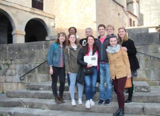 Missouriko irakasle batek, Euskal Herriarenganako maitasuna helarazi die Virginiako bere ikasleei Bernardo Atxaga y estudiantes del College of William and Mary’s