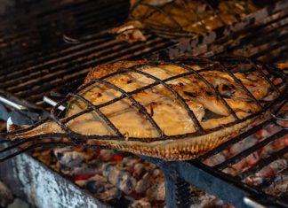 Financial Times: euskal gastronomiaren sekretua ezagutzeko Elkano jatetxeari bisita Elkano’s grilled turbot. ‘I always want the turbot to be the last fish caught in the net,’ says proprietor Aitor Arregui © Markel Redondo