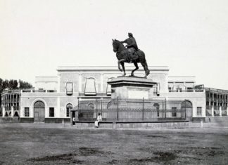 The frontón courts in the Old Town of Mexico City (including the largest in the world)