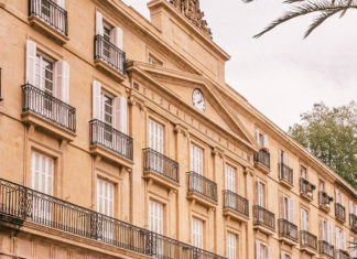 Desde Melbourne:«19 lugares clave» de Bilbao y Donostia, y «99 frases esenciales» en euskera