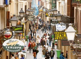 El diario The Australian lleva a sus lectores de pintxos por Donostia Bars serving pintxos line a street in San Sebastian's old town. Picture: Alamy