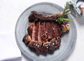 Wall Street Journal: «behi zaharren» okela, euskaldunen ohikoa, AEBn joaera da Bazaar Meat in Las Vegas offers a ‘vaca vieja’ made from 8- to 10-year-old Holstein cows. PHOTO: THINKFOODGROUP/BAZAAR MEAT