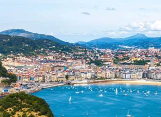 The Independent. Comer, beber, comprar y alojarse en Donostia Una vista aérea de La Concha y la «Parte vieja» de San Sebastián