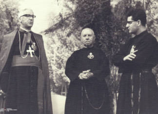 120 years of the birth of Martín Elorza, a key figure in the epic work of the Basque Passionists in Peru (2 Books) Moseñor Elorza (izquierda), un joven Miguel irizar , el que luego sería obispo de Yurimaguas (derecha). en el centro el padre Andrés Asenjo, uno de los primeros pasionistas que llegaron a la selva peruana