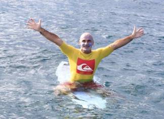 Aitor Francesena: Korrontearen aurka bizitzen ikasi zuen surflari itsua Aitor Francesena surfista ciego de Zarautz