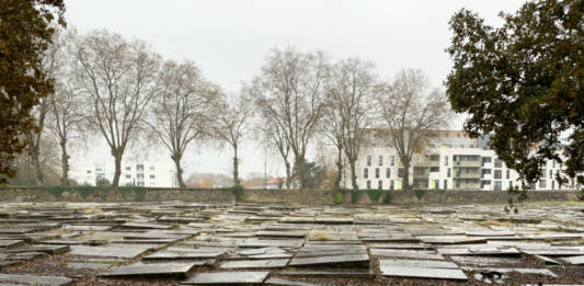 El cementerio judío de Bayona, Francia, alberga 3.000 tumbas sobre el suelo. (Foto de Ron Csillag)