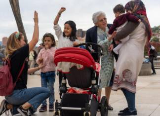 Basque Solidarity with Syrian Refugees Reported on the UN and UNHCR Websites Begonña Herrero y la familia siria refugiada que ha acogido en su casa de Bilbao