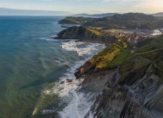 GEO Germany Makes Zumaia Their “Dream Location of the Day” David Gonzalez Rebollo / Shutterstock Zumaia bettet sich auf einem sonnigen Plateau zwischen der umtosten Steilküste des Baskenlandes