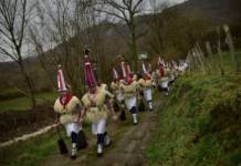 AP Ituren-Zubietako inauteriak zer diren kontatzen, «euskaldun» hitza erabili gabe ''Joaldunak'' march along a path as they take part in Carnival in the small Pyrenees village of Ituren, northern Spain. (AP Photo/Alvaro Barrientos)