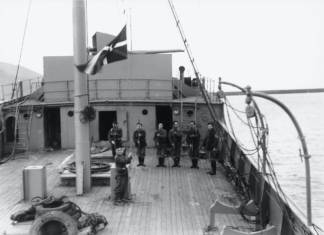 Lest We Forget: March 5, 1937, the Battle of Cape Matxitxako Izada de la Ikurriña en el Bou Gipuzkoa, unidad de la Armada Auxiliar de Euzkadi.Febrero 37