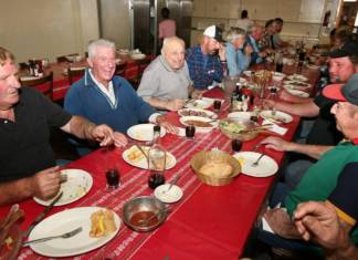 AEBko euskaldunen historiako pieza garrantzitsu bat desagertu da: Noriega Hotel jatetxea (PHOTO: From left: Ignacio Maisterrena, Alfred Saldubehere and Pierre Arrayet — regulars at Noriega’s — speak and joke in their native Basque language in this undated file photo. “You don’t see family-style too much anymore,” Saldubehere, who came to the U.S. from France in 1958, said that day. “It feels like home)