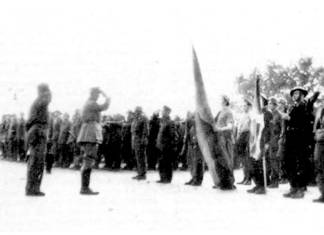 1945—2020. Against totalitarianism: Gora Euzkadi Azkatuta! De Gaulle saluda militarmente a la ikurriña tras la batalla de Point de Grave abril 1945