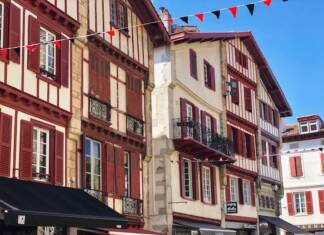 From Toronto: a Guide to the Basque Coast from San Sebastian to Biarritz without Changing Country Saint Jean de Luz. Toronto Guardian