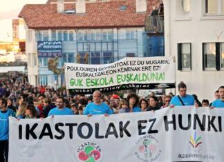 Euskararen berpizkunde harrigarria Frantzian Des manifestants en faveur des écoles en langue basque à Ciboure le 8 novembre 2014 afp.com/Iroz Gaizka