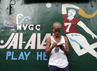 Jai Alai, Quartz negozioaren argitalpenetik kontatuta A gambler writes down his horse racing bet ouside a gambling joint in Malabon, Metro Manila, Philippines, March 21, 2015. Horseracing is one of the more popular forms of sports betting, both legal and illegal, in the Philippines. When paying your final respects for a relative or friend, the last thing you might expect to see at the wake is people placing bets on a card game or bingo. Not in the Philippines. Filipinos, like many Asians, love their gambling. But making wagers on games such as "sakla", the local version of Spanish tarot cards, is particularly common at wakes because the family of the deceased gets a share of the winnings to help cover funeral expenses. Authorities have sought to regulate betting but illegal games persist, with men and women, rich and poor, betting on anything from cockfighting to the Basque hard-rubber ball game of jai-alai, basketball to spider races. Many told Reuters photographer Erik De Castro that gambling is only an entertaining diversion in a country where two-fifths of the population live on $2 a day. But he found that some gamble every day. Casino security personnel told of customers begging to be banned from the premises, while a financier who lends gamblers money at high interest described the dozens of vehicles and wads of land titles given as collateral by those hoping lady luck would bring them riches. REUTERS/Erik De Castro