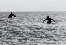 Izurdeekin Euskal Kostaldean surfeatzen Jérôme Junqua