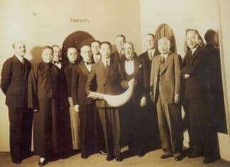 The story of jai-alai in China Mei Lan Fang (梅兰芳) en el Forum de Tianjin sosteniendo una chistera.