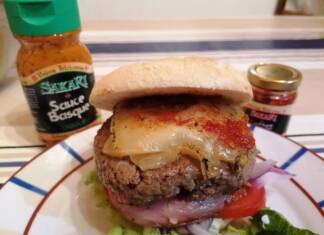A Basque hamburger recipe that takes us to the heart of the Northern Basque Country hamburguesa vasca con productos de maison petricorena