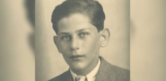 El joven checoslovaco de etnia judía Jiri Popper con un pin del escudo de la Real Sociedad de San Sebastián. (Holocaust.cz)