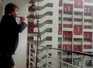 Euskaditik mundura: AC/dc-ko «Highway to hell» gitarra, bateria, dultzaina eta albokarako txistuman en su balcón