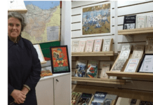Maria Elena Etcheverry: a pillar of everything Basque in the Americas and the world Maria Elena Etcheverry en un stand de la Editorial Ekin