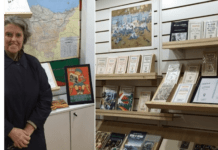 Maria Elena Etcheverry. Un pilar de «lo vasco» en América y en el mundo Maria Elena Etcheverry en un stand de la Editorial Ekin