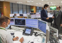 Iberdrola sitúa su «Centro Mundial de Innovación de Redes Inteligentes» en Euskadi El diputado general de Bizkaia, Unai Rementeria, y el presidente de Iberdrola, José Ignacio Sánchez Galán, visitando unas instalaciones de la compañía vasca