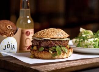 «Artzaina». La hamburguesa vasca que Hélène Darroze prepara en París para enviar a casa Hambirguesa Jóia de Hélène Darroze. basada en la gastronomía vasca