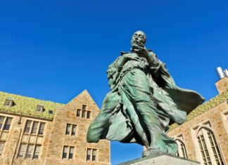 Loiolako San Inaziok bezala, XVI. mendetik gaur erabaki onak hartzen erakutsiko digu. Sculpture of St. Ignatius of Loyola, founder of the Jesuit order, on the campus of Boston College. Jay Yuan/Shutterstock.com
