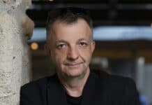 László Pestyk «Sign It Europe» herritarren ekimena aurkeztu digu, beharrezko sinadurak lortu baititu László Pesty