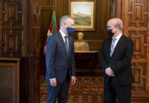 Eusko Jaurlaritzak eta OEI elkarteak aliantza bat sinatu dute Iberoamerikako hezkuntzaren, zientziaren eta kulturaren alde El Lehendakari Iñigo Urkullu y el Secretario General de la Organización de Estados Iberoamericanos para la Educación, la Ciencia y la Cultura (OEI), Mariano Jabonero