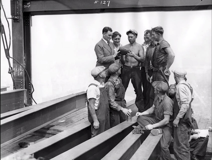 Foto TIME. Mostrando un balón de fútbol americano