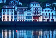 Forbesek euskaldunei begira jarraitzen du. Orain, ahal bezain laster Donibane Lohizune bisitatzea gomendatzen du Harbor buildings in Saint-Jean-de-Luz, southwest France TOM MULLEN