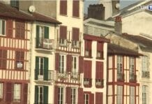 Iparraldean: Akitania Berriko eskualdekoa? Ez. Ni Euskal Herrikoa naiz Ikurriña en una fachada de Baiona