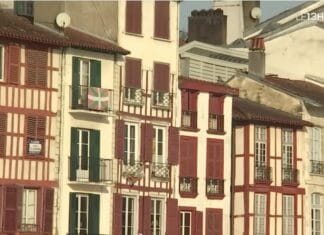 In the Northern Basque Country: “Am I New-Aquitanian? No, I’m from the Basque Country” Ikurriña en una fachada de Baiona