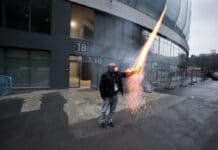 Auzokideei Errealaren golak iragartzen diozkioten «Rocketman»a Juan Iturralde lanzando un cohete en Donostia (Nacho Hernandez)