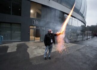 The Real Sociedad goal-announcing Rocketman Juan Iturralde lanzando un cohete en Donostia (Nacho Hernandez)
