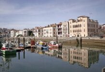 Donibane Lohizune. Una ciudad vasca de balleneros, armadores y corsarios Saint Jean de Luz. El puerto está salpicado de antiguas y opulentas mansiones. GB : Eric Roustand