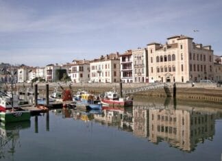 Donibane Lohizune. Baleazaleen, armadoreen eta kortsarioen euskal hiria Saint Jean de Luz. El puerto está salpicado de antiguas y opulentas mansiones. GB : Eric Roustand