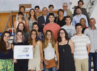 A Euroregion project to train teachers who can teach throughout the entire Basque Country En Francia ocho estudiantes de la UPV/EHU, junto con tres de la UPNA, se encuentran en Burdeos participando en el proyecto. ( Foto. UPV/EHU)