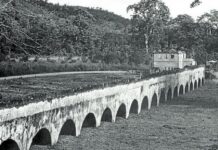 La ferrería vasca construida en el corazón de Angola en pleno siglo XVIII Ruinas de la Fábrica de Ferro de Nova Oeiras en una fotografía de 1950 (Angola)