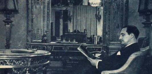 Aguirre, en su despacho de la delegación del Gobierno vasco en París. A la derecha, Urkullu y Ortuzar frente a la sede.