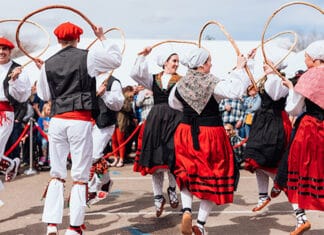 Basque culture in the US as told on the American Airlines travel website Dantzaris vascos en Boise Alefort_credit: Aaron Rodriguez
