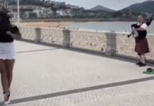 Euskal dantza Kontxan, Eskoziako gaita baten soinuarekin Un grupo de jóvenes realizan unos pasos de euskal dantza al ritmo de una canción popular vasca interpretada pro el gaitero escocés, afincado en Donostia / San Sebastián, Alan Joseph Kennedy