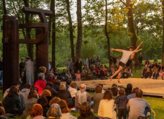 La cultura y gastronomía vasca acompañan a Chillida en Gran Bretaña Summer Solstice dance performance by Kukai, May 2019. Photo: Alex Abril © Zabalaga Leku, San Sebastián, VEGAP (2021). Courtesy of the Estate of Eduardo Chillida.