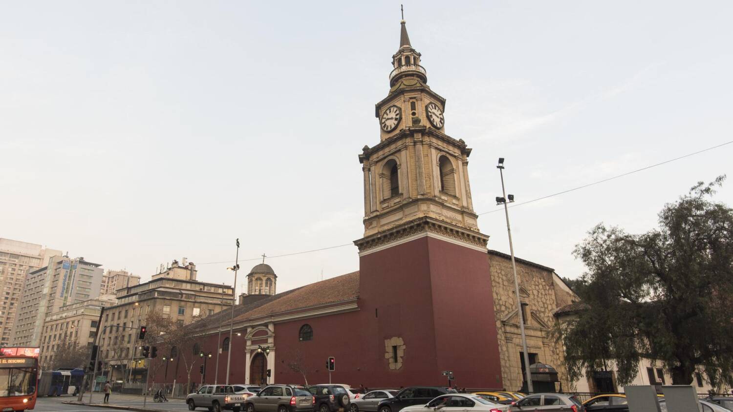 La Iglesia y Convento de San Francisco de Santiago de Chile, sede de la Cofradía de Aránzazu en esa ciudad
